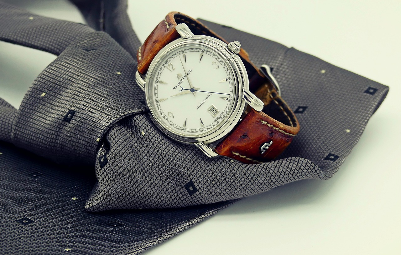 Welche Accessoires verwandeln ein schlichtes Outfit in einen Hingucker?