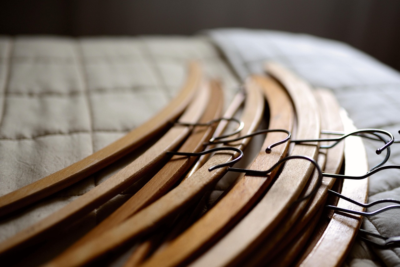 entdecken sie unverzichtbare kleiderschrank-essentials, die jedem outfit stil und funktionalität verleihen. von zeitlosen basics bis hin zu trendigen must-haves – finden sie die perfekten stücke für ihre garderobe.